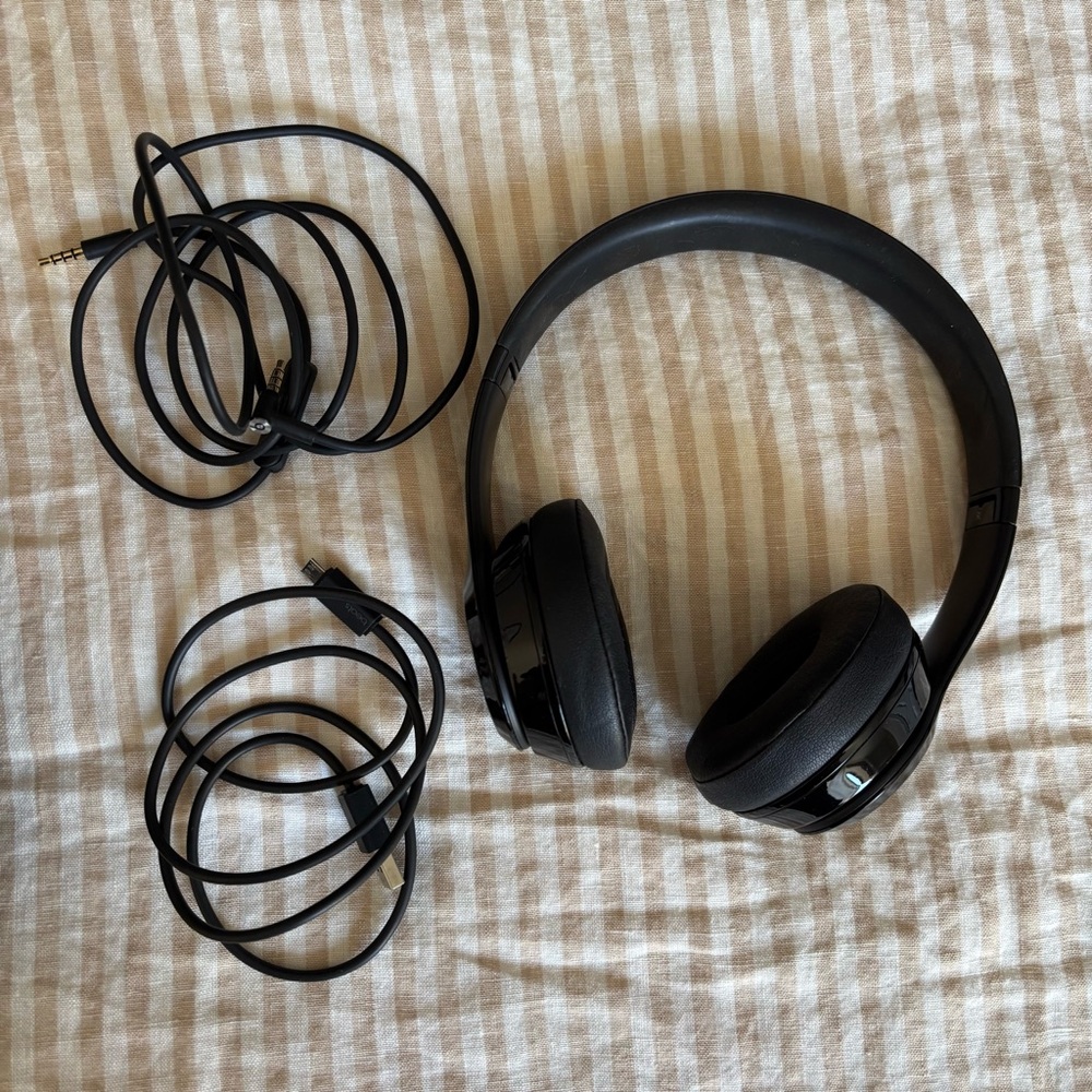 Beats Solo on ears wireless headphones - Black